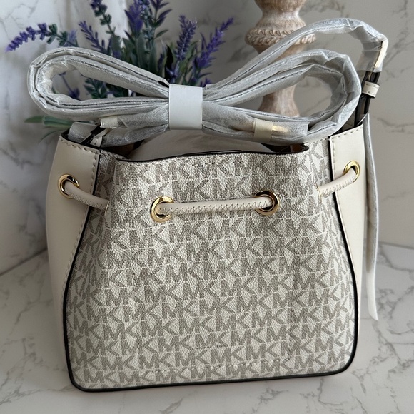 MICHAEL KORS Phoebe Small Logo Bucket Bag - Light Cream - Picture 5 of 14